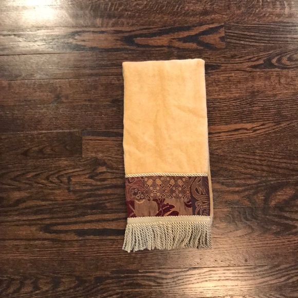 Croscill Home Other - ‼️🥳💛🥳Croscill Brocade Trim Hand Towel🥳💛🥳